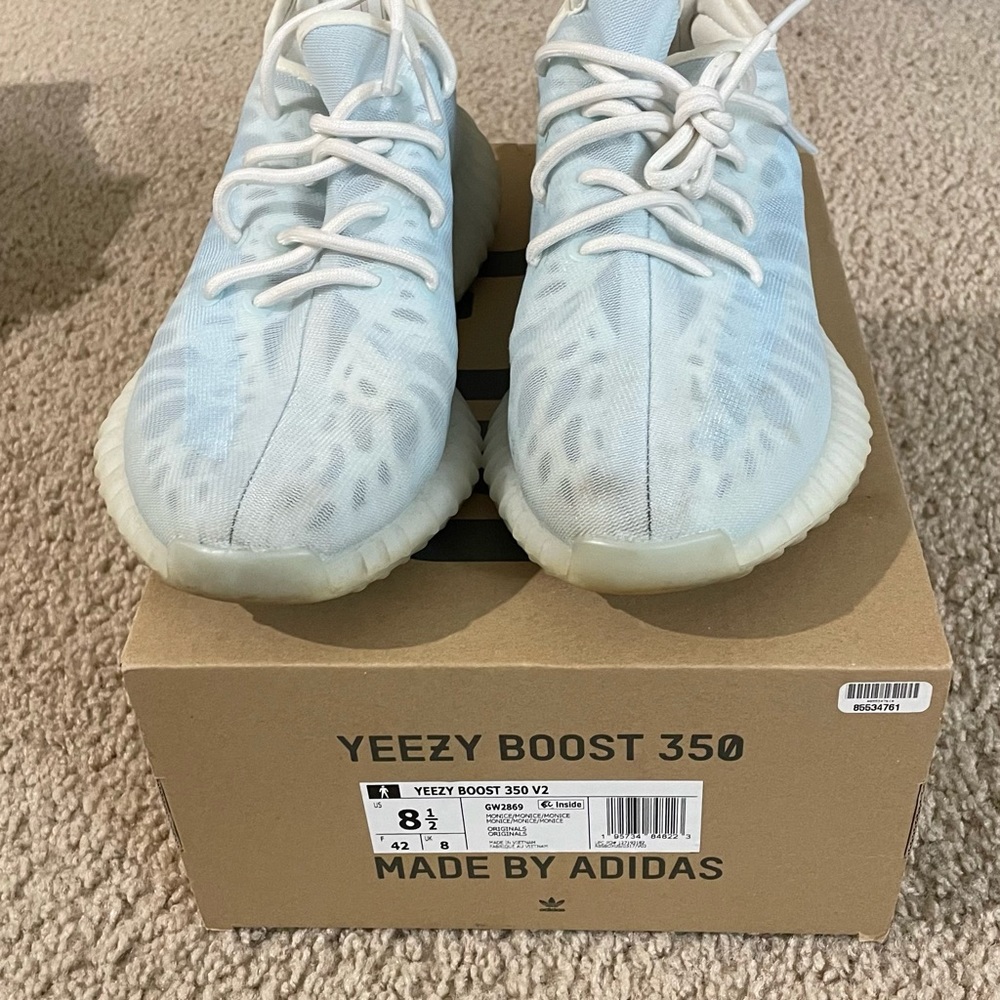 Yeezy monice size 8.5 mens fits a women’s 9.5. Comes with the box